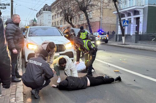 У центрі Вінниці авто збило двох дівчат на переході