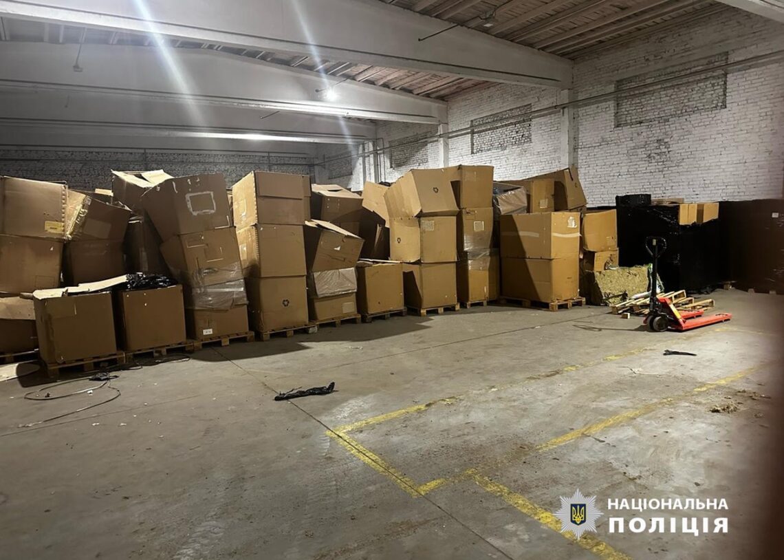 На Київщині ліквідували підпільний склад цигарок