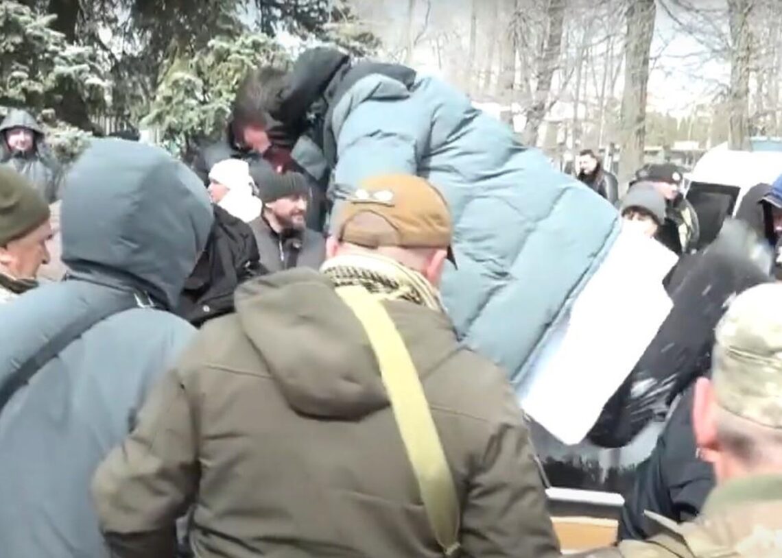 На Житомирщині мітингарі кинули голову лікарні в сміттєвий бак