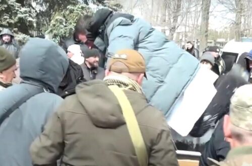 На Житомирщині мітингарі кинули голову лікарні в сміттєвий бак