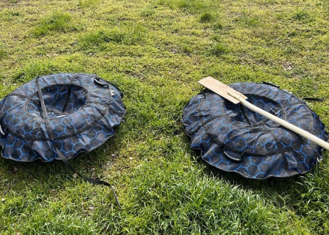 На Дністрі перехопили двох ухилянтів на надувних тюбінгах з одним веслом