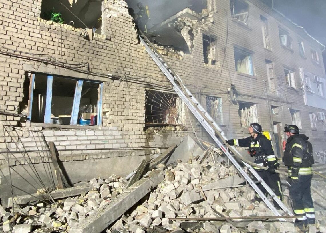 В Запоріжжі витягли з-під завалів людину