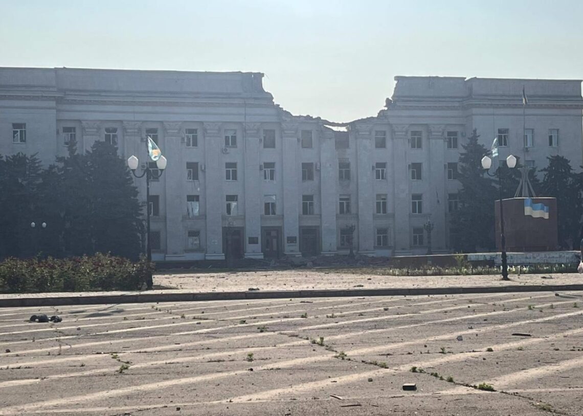 Росіяни зруйнували КАБами центр Херсона