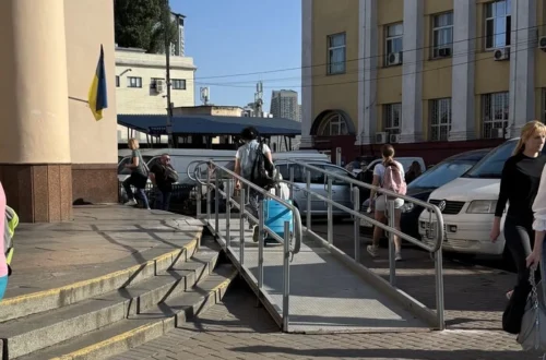 На метро «Вокзальна» змонтовано перший пандус для маломобільних пасажирів (фото)
