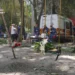 Кияни несуть квіти до знищеного росіянами будинку, де тривають пошукові роботи (фото)