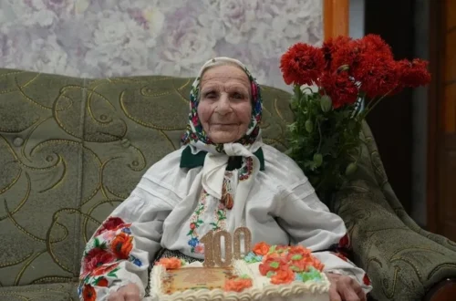 Веде щоденник та вирощує полуницю: 100-річна жителька Сумщини розкрила секрет довголіття