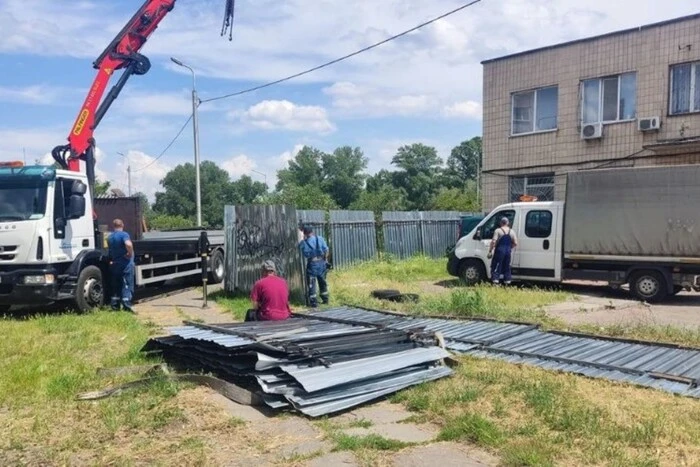 У столиці триває демонтаж незаконних парканів та огорож (фото)