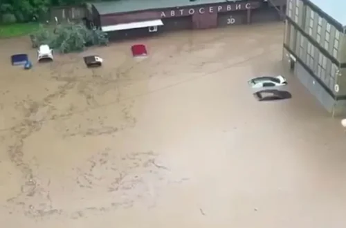 Москву затопило: паралізовано транспорт, люди пересуваються на човнах