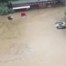 Москву затопило: паралізовано транспорт, люди пересуваються на човнах