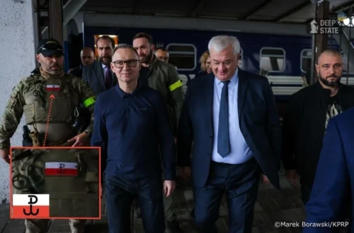 Охоронець Дуди приїхав в Україну із неоднозначним шевроном та викликав дискусію в мережі