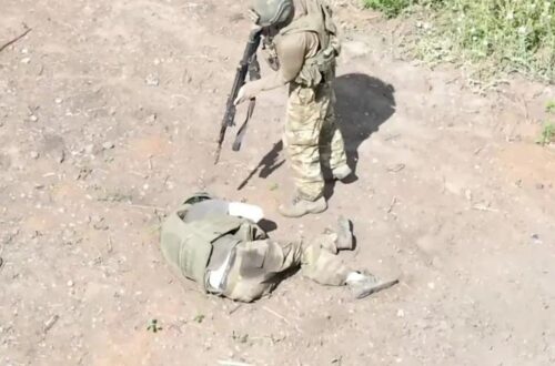 З'явилось відео, як військовий РФ убив пораненого