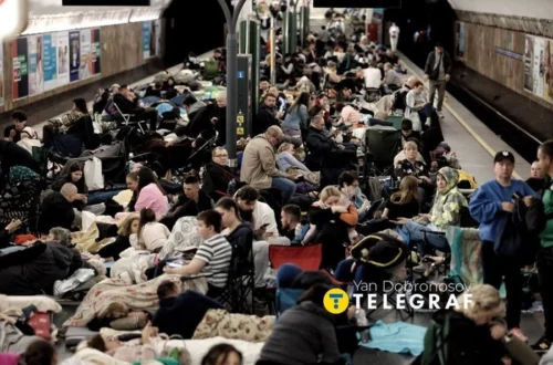 Столичне метро переповнилося людьми через загрозу обстрілу