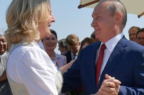 Ексглава МЗС Австрії оселилася в Росії та ходить до церкви з котом