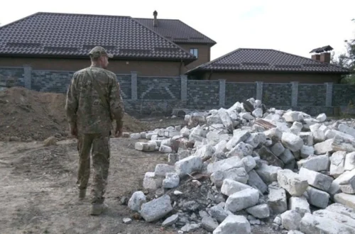 Доки військовий лікувався після поранення, невідомі знесли його будинок