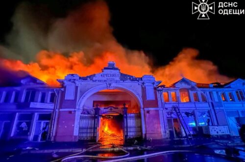 Атака дронів: в Одесі палає ринок Привоз