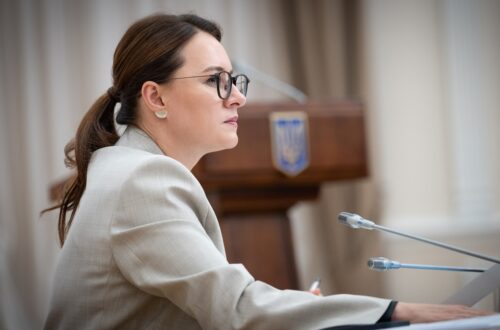 Уряд дозволить виїзд молодим українцям