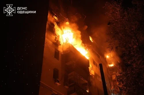 Людей виводили з палаючих квартир після атаки БпЛА: ДСНС показала фото з Одеси