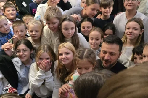 «На цьому стільці сидів Зеленський». Засновниця української школи в Будапешті показала річ, якою пишаються учні (фото)