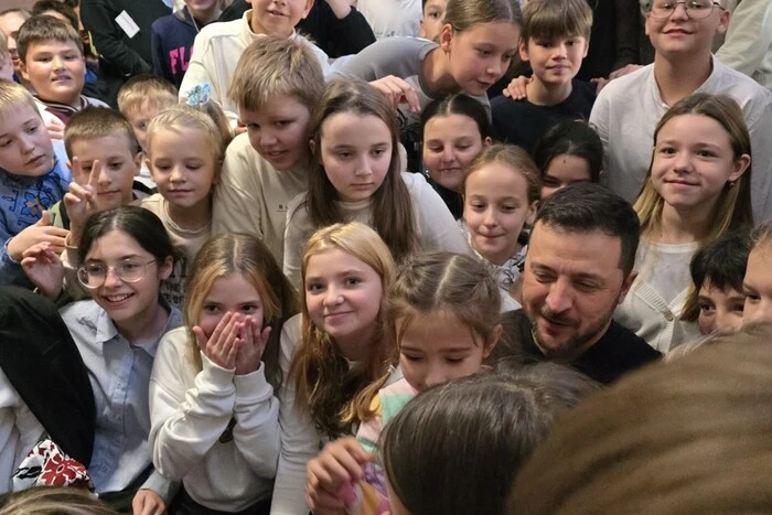 «На цьому стільці сидів Зеленський». Засновниця української школи в Будапешті показала річ, якою пишаються учні (фото)