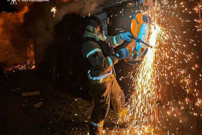 Росіяни обстріляли Херсон: кадри від ДСНС