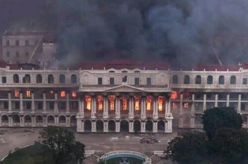 З'явилось відео пожежі в будівлі парламенту Непалу