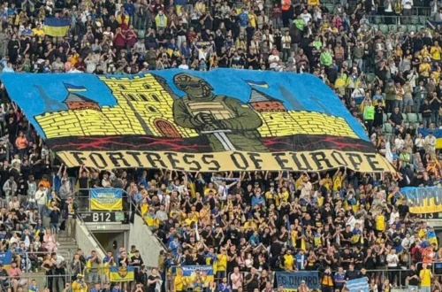 Українські вболівальники під час матчу з Францією розгорнули банер «Фортеця Європи»