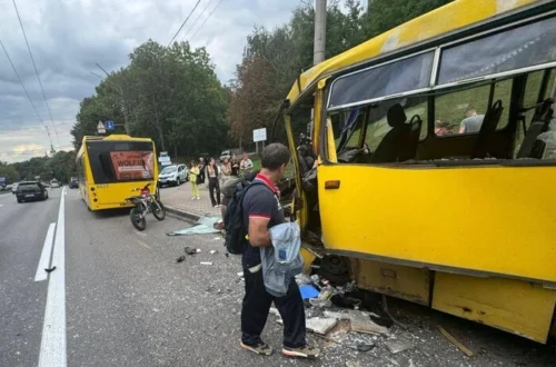 У Києві маршрутка врізалася в автобус, є потерпілі