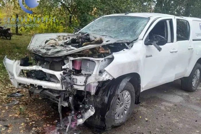 Окупанти вдарили по машині енергетиків у Білопіллі (фото)