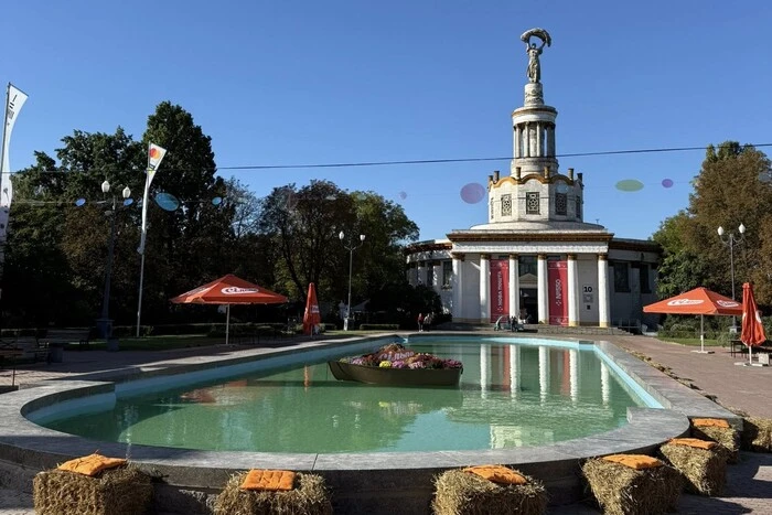 На центральній площі ВДНГ відкрито оновлений басейн (фото)