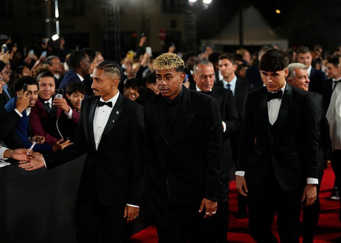 На червоній доріжці Золотого м'яча вболівальники обсвистали Барселону