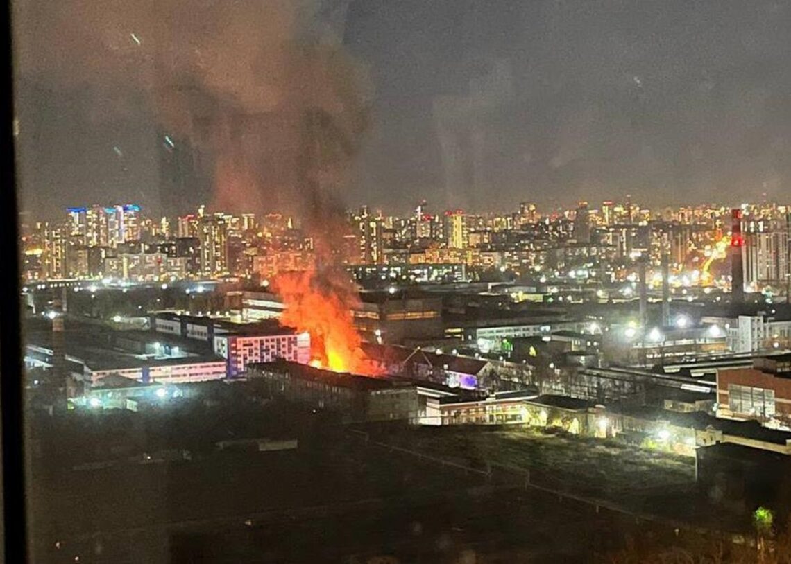 В Єкатеринбурзі спалахнула масштабна пожежа