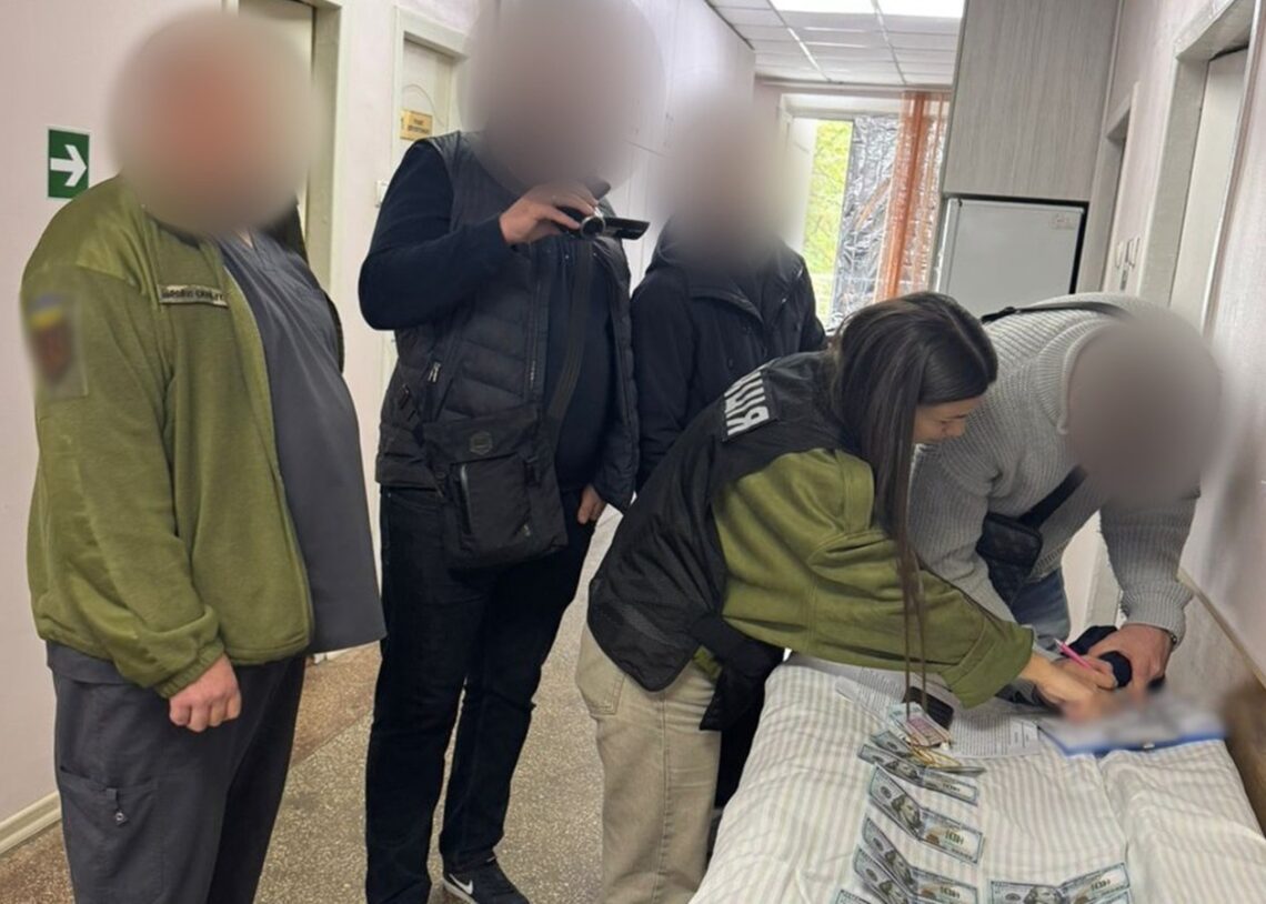 На Одещині військового медика спіймали на хабарі