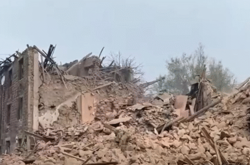 Росіяни скинули бомбу на багатоповерхівку у Костянтинівці