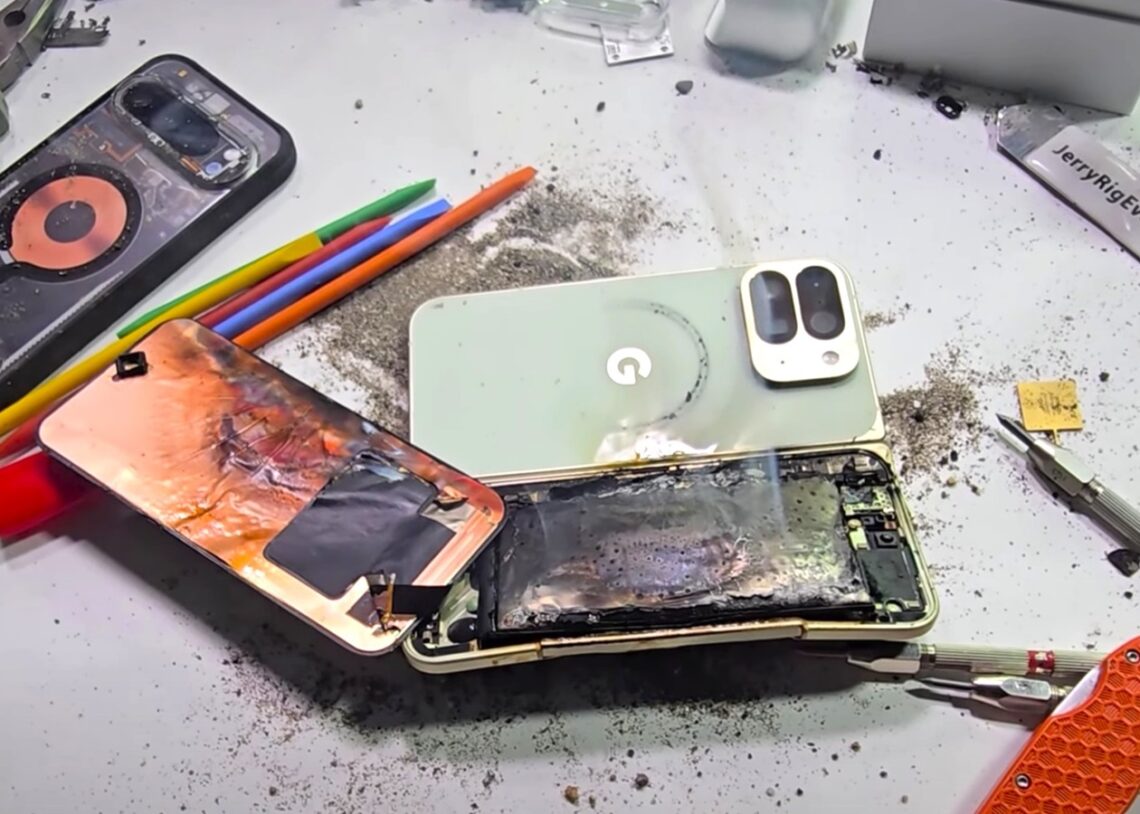 Google Pixel 10 Pro Fold вибухнув під час тесту на міцність