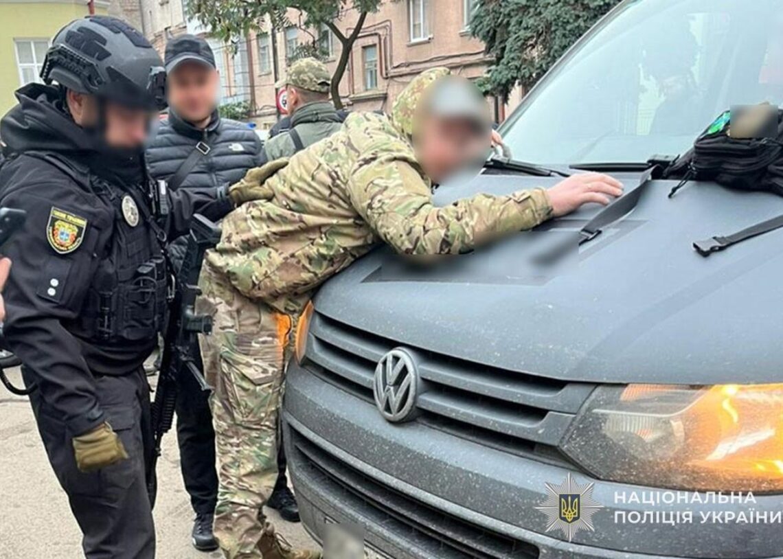 Катували і відбирали майно: на Тернопільщині затримали військовослужбовців