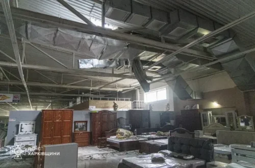 У Харкові росіяни вдарили по торговельному центру: є поранені