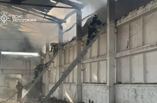 Рятувальники ліквідували масштабну пожежу на території кінного клубу