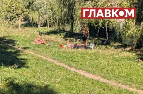 Аномально теплий кінець вересня. Кияни загорають на пляжах та в парках
