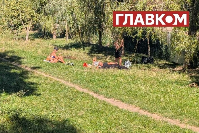 Аномально теплий кінець вересня. Кияни загорають на пляжах та в парках