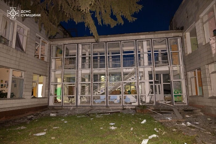 Рятувальники показали наслідки ударів по навчальному закладу в Сумах