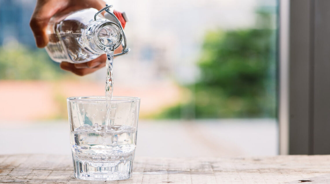 Трьох виробників води оштрафували за брехню про властивості на пакуванні