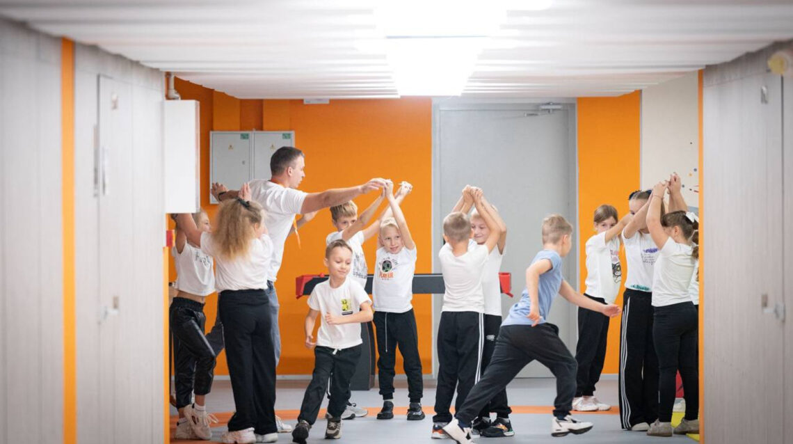 Вчителі на прифронтових територіях отримуватимуть щомісячну доплату