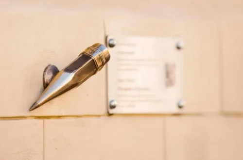 У Києві на Подолі з’явилася нова мініскульптура «Сила слова»