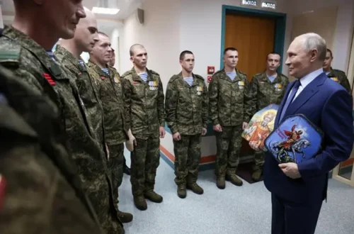 Путін з іконами провідав фейкових військових у шпиталі (фото, відео)