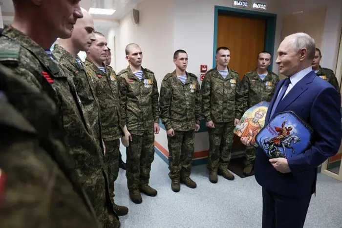Путін з іконами провідав фейкових військових у шпиталі (фото, відео)