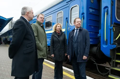 Голова МЗС Нідерландів прибув до Києва