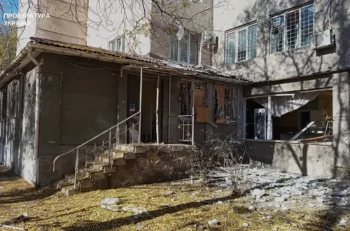 Окупанти обстріляли дитячу лікарню у Херсоні: є постраждалі (фото)