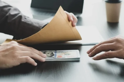 Від Міндічгейту до фармацевтичного лобі. Корупція формує нову кризу довіри