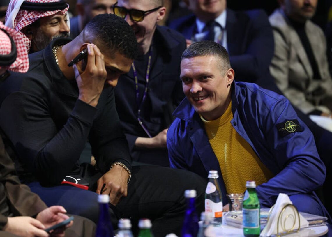 Усик подарував Джошуа вишиванку під час зустрічі