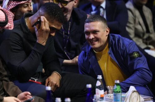 Усик подарував Джошуа вишиванку під час зустрічі